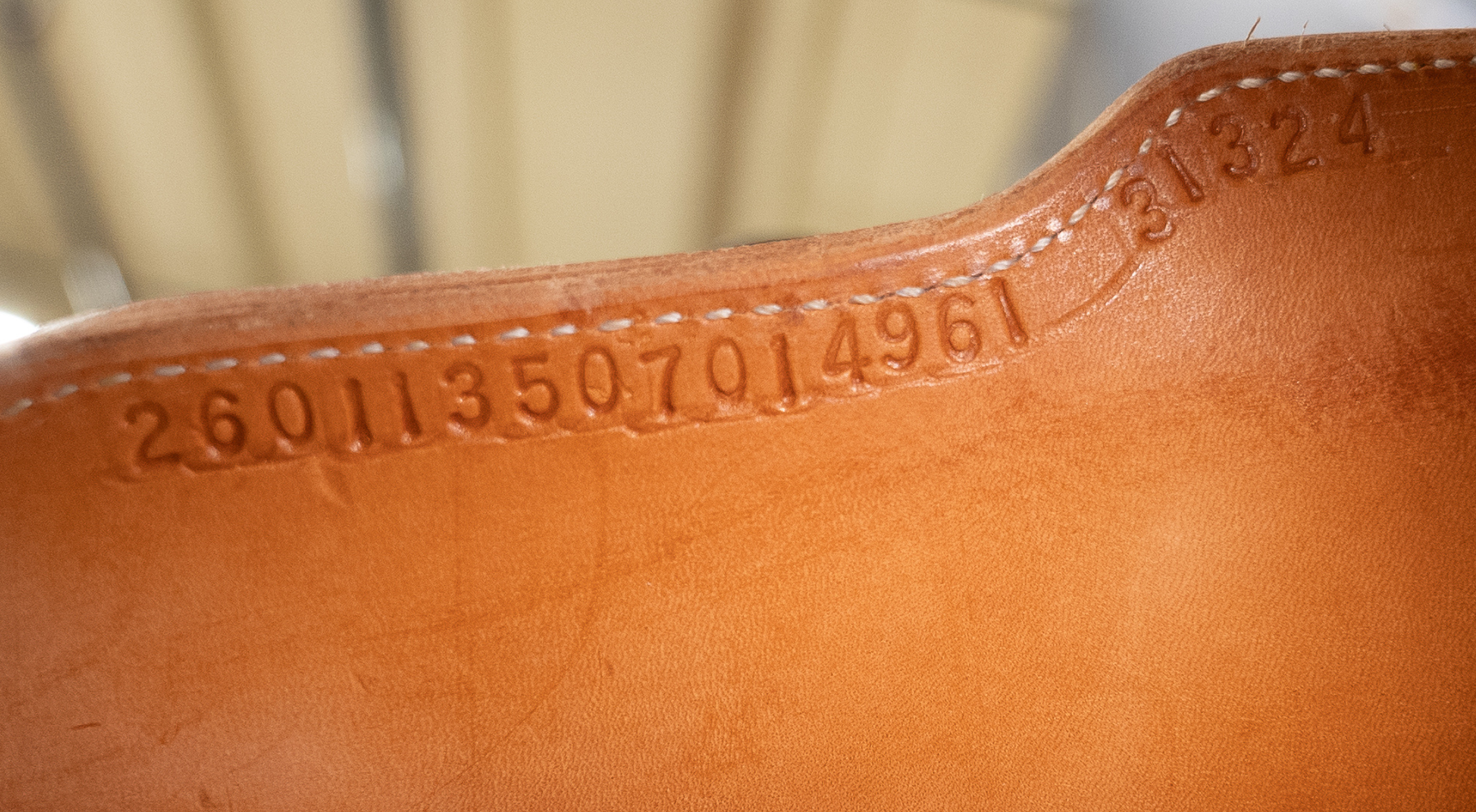 Martin Saddlery Roper saddle serial number 260113507014961, decoded as a 2026 model with a 13.5-inch seat and 7-inch gullet, showing the saddle serial number format used to identify seat size and gullet width.